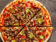 Рецепта Бургер пица с телешка кайма, чедър, чушки, кисели краставички и барбекю сос